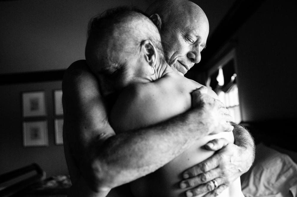 The photographer Nancy Borowick spent years covering her parents undergoing parallel treatments for stage four cancer. This multi-rewarded intimate family story is part of the book entitled "The Family Imprint: A Daughter's Portrait of Love and Loss." and will be exhibited at the Xposure festival in February 2023