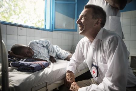 ICRC President Peter Maurer visits a young patient in Diffa hospital in Nigeria in 2016